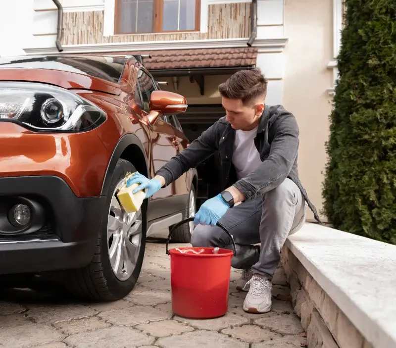 Lavage auto à domicile Port-Louis : professionnel intervenant sur un véhicule